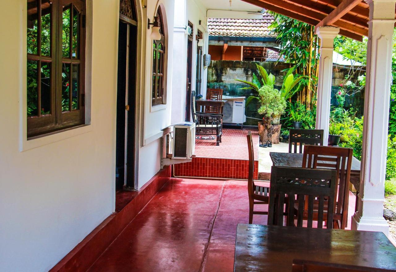 Lotus Villa Mirissa Buitenkant foto