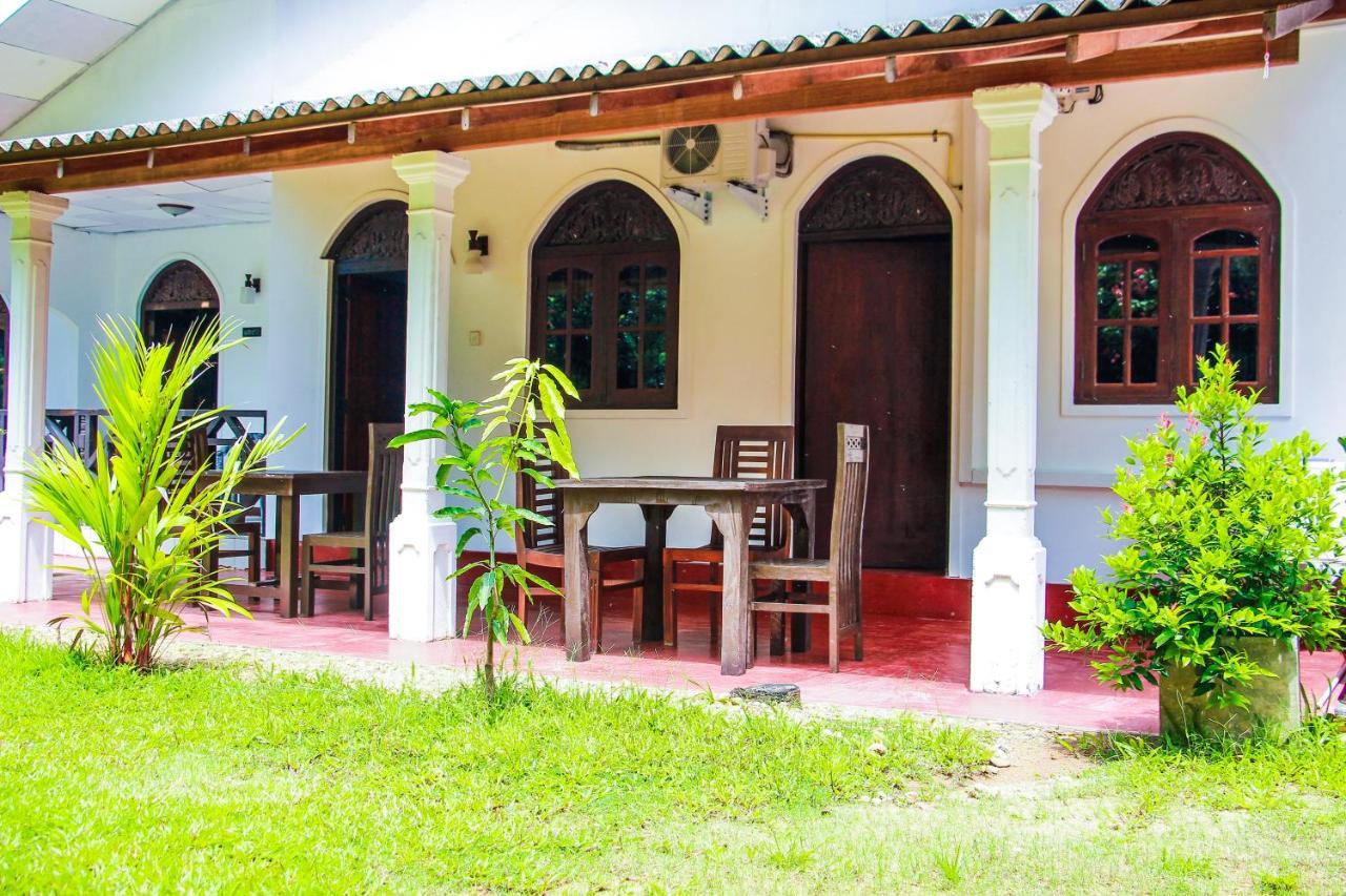 Lotus Villa Mirissa Buitenkant foto